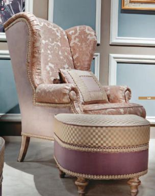 Королевское кресло и изящный пуф.