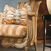 Королевское кресло с золотистой обивкой.