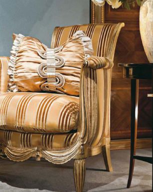 Королевское кресло с золотистой обивкой.