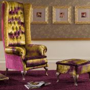 Королевское кресло с мягким пуфом.