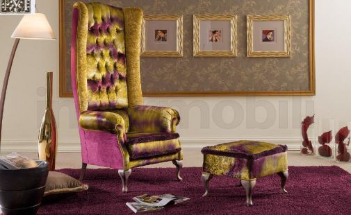 Королевское кресло с мягким пуфом.