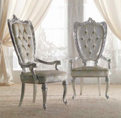 Королевское высокое кресло с резными элементами