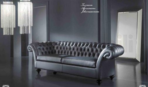 Кожанный диван и прелестное зеркало.