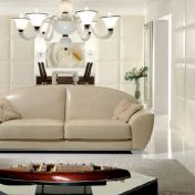 Кожаный диван и зеркальный столи от Poles Salotti.