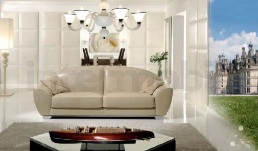 Кожаный диван и зеркальный столи от Poles Salotti.