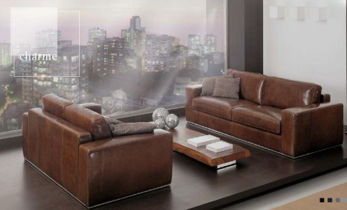 Кожаный диван с интересным дизайном.