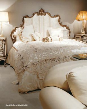 Красивая кровать и стильный комод для спальни.