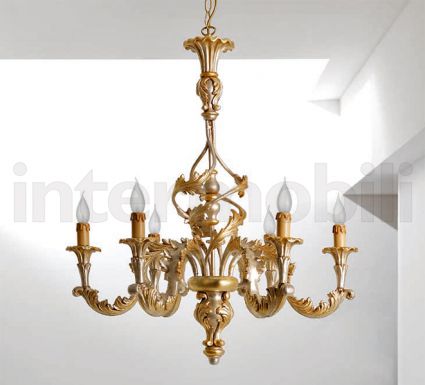 Красивая люстра с шестью светильниками