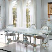 Красивый белый гарнитур для столовой комнаты.