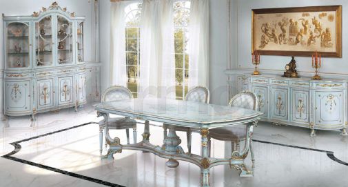Красивый белый гарнитур для столовой комнаты.