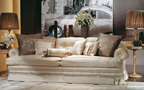 Красивый диван с перламутровым отливом.