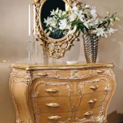 Красивый комод для роскошной спальни.