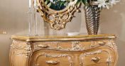 Красивый комод для роскошной спальни.