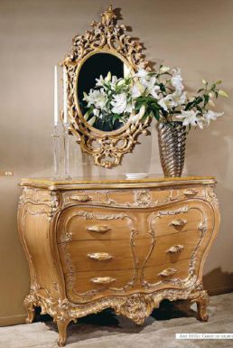 Красивый комод для роскошной спальни.