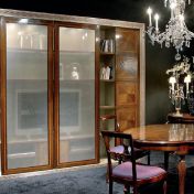 Красивый шкаф и стулья для гостиной.