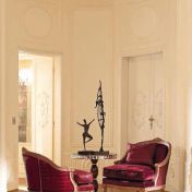 Красные кресла и столик.