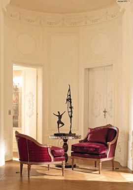 Красные кресла и столик.