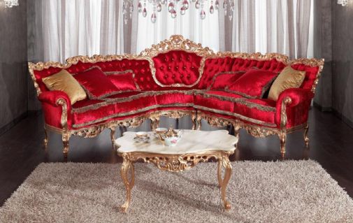 Красный диван с позолоченными деталями.
