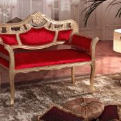 Красный диван с позолоченным каркасом.
