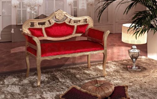 Красный диван с позолоченным каркасом.