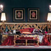 Красный набор мебели для спальной комнаты.