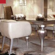 Кресла и стол для гостиной.