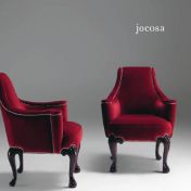 Кресла насыщенного красного цвета.
