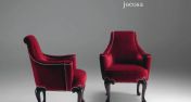 Кресла насыщенного красного цвета.