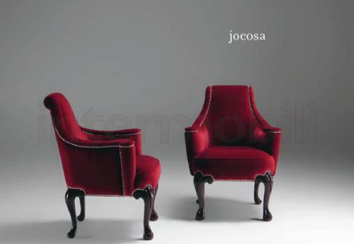 Кресла насыщенного красного цвета.