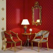 Кресла, столик и зеркало в позолоченной раме.