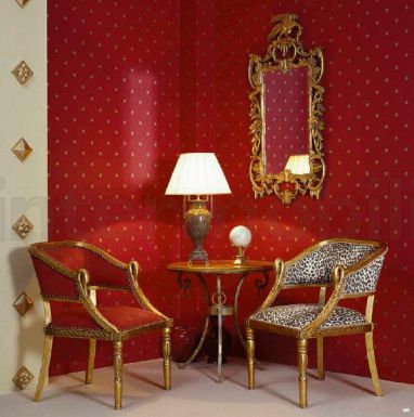 Кресла, столик и зеркало в позолоченной раме.