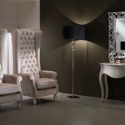 Кресла в форме трона и стильная консоль.