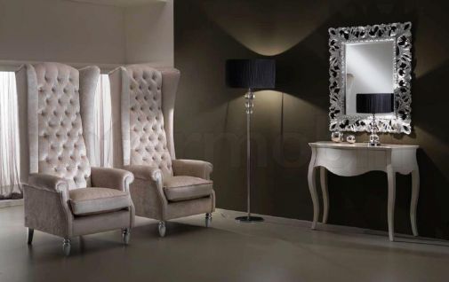 Кресла в форме трона и стильная консоль.