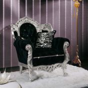 Кресло с мягкими подлокотниками