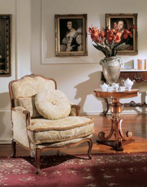 Кресло и круглый столик для гостиной