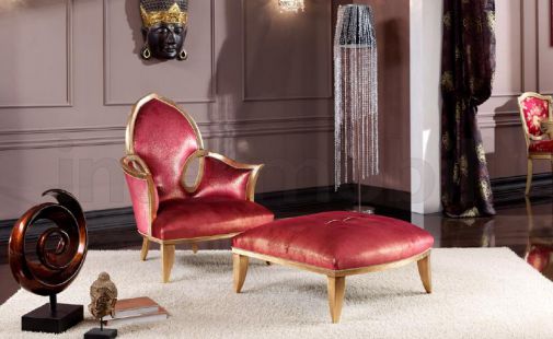 Кресло и пуф кораллового оттенка.