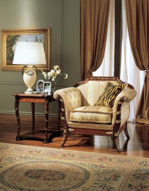 Кресло и роскошный инкрустированный столик