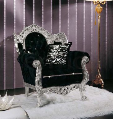 Кресло с мягкими подлокотниками