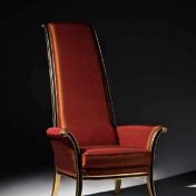 Кресло с высокой спинкой кораллового оттенка.