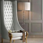 Кресло с высокой спинкой для гостиной.