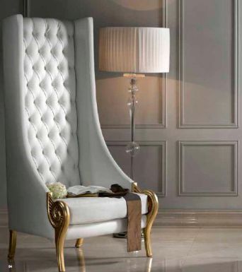 Кресло с высокой спинкой для гостиной.