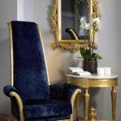 Кресло с высокой спинкой и боковой столик.