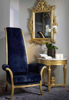 Кресло с высокой спинкой и боковой столик.