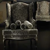 Кресло с высокой спинкой