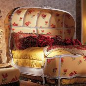 Кровать, пуф и шикарный бра для спальной комнаты.