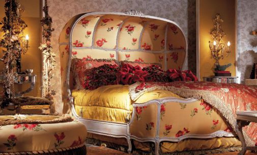 Кровать, пуф и шикарный бра для спальной комнаты.