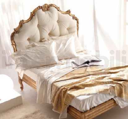 Кровать с обитым изголовьем для классической спальни