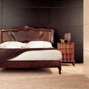 Кровать с кожаным изголовьем от Medea.