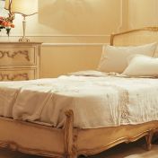 Кровать с плетенным изголовьем