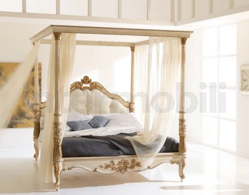 Кровать с балдахином в классическом стиле